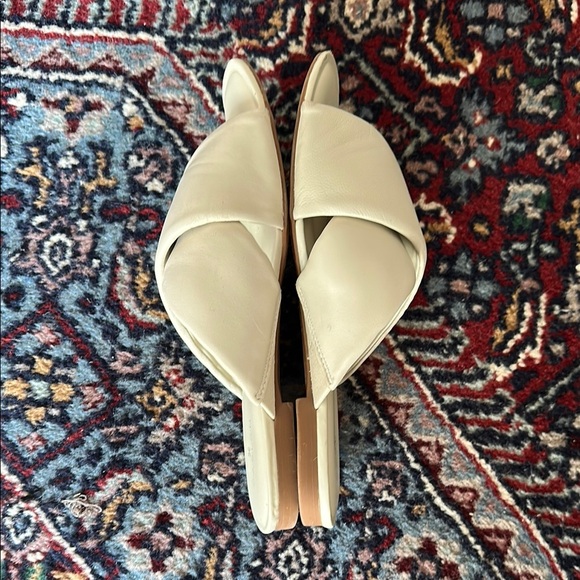 Caslon Calla Cream Sandals with Cross-Strap Design - Picture 6 of 10